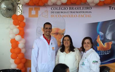 Dr. Lúcio, coordenador do Capítulo XV, recebe na tenda do Colégio, no Bem Estar em Salvador, a Presidente da ABO-BA, Dra Maria Angelica Behrens e a Dra Maria Rita